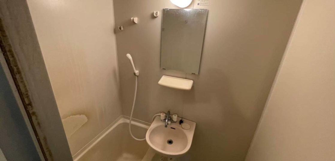 浴室壁劣化ダイノックシート施工/東京都世田谷区